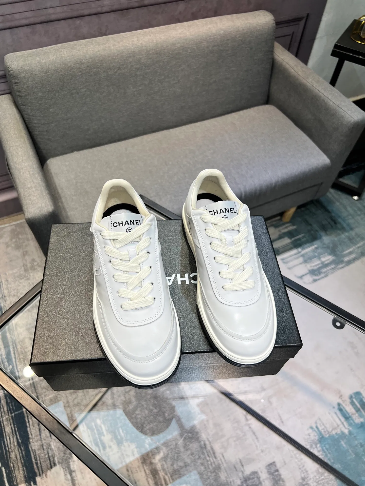 Men's men's shoes 💰660 Exclusive real shot (top version) CHANEL Chanel 2025ss color matching thick-soled casual sports shoes and sneakers. The counter is synchronized. The counter is very popular. A shoe that is very difficult to buy. The most popular thick-soled panda shoes on the Internet. It can be imagined that Xiaoxiang control can't miss it. It has both good looks and comfort. Simple and versatile white shoes. The thick sole increases the height and is super versatile. Close your eyes and wear it. Whoever wears it will look better. Upper: calfskin Lining: imported sheepskin lining Outsole: TPU original outsole Size: 35-44 (customized for women 41 and 40, and 45 for men)